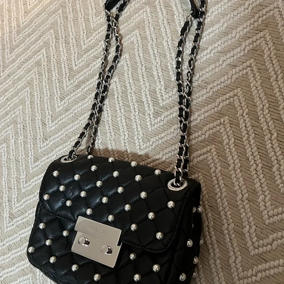 Michael Kors Quilted Leather Shoulder Bag with Pearl Accents Excellent condition - Picture 2 of 9